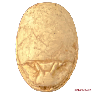 ESCARABEO DE FAYENZA BLANCA. II PERIODO INTERMEDIO DEL 1782 AL 1570A. C. EXCOLECCIÓN MUSTAKI
