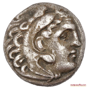 DRACMA DE PLATA DEL TIPO DE ALEJANDRO MAGNO, ACUÑADA EN ABIDOS, EGIPTO, POSTERIOR AL 323 A.C. EMBLEMÁTICA Y DE ALTA DEMANDA