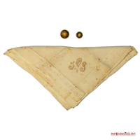JUEGO DE UN PAÑUELO Y DOS BOTONES DE BRONCE PERTENECIENTES A JUAN VICENTE GÓMEZ