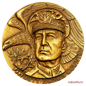 GRAN MEDALLA EN ALTO RELIEVE EN HOMENAJE A DOUGLAS MCARTHUR ACUÑADA EN 1972