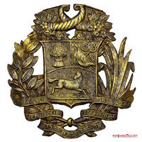 DISTINTIVO MILITAR CON EL ESCUDO DE VENEZUELA, USADO ENTRE 1864 Y 1900.