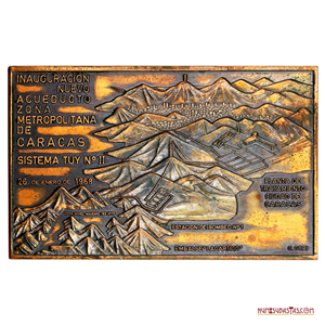 PLACA CONMEMORATIVA DE LA INAUGURACIÓN DEL NUEVO ACUEDUCTO METROPOLITANO